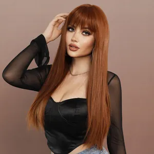 Longue perruque synthétique rousse et droite avec frange pour femme sur fond beige neutre
