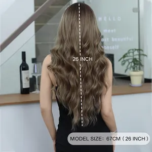 Perruque longue ondulée en cheveux synthétiques blond ombré, 26 pouces sur un mannequin