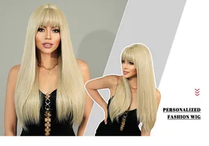 Détail d'une longue perruque blonde grise lisse avec frange et texture de cheveux soyeuse