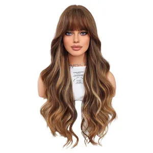 Longue perruque brune ondulée avec mèches blondes et frange sur un mannequin