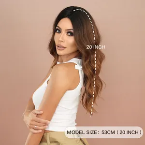 Parrucca mossa da 20 pollici castano sfumato con riga centrale per look alla moda