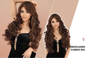 Détails d'une perruque longue ondulée brun foncé avec mèches blondes et style ombre