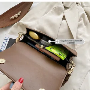 Vue intérieure de la bandoulière vintage en cuir marron avec compartiments