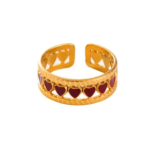 Anello aperto in acciaio al titanio dorato con cuori in smalto rosso e bordi lavorati
