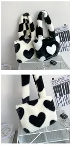 Détail du sac cabas en peluche à motif cœur montrant la texture douce de la fausse fourrure