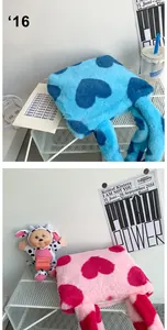Détail de la texture en fausse fourrure et des motifs de cœur en bleu et en rose