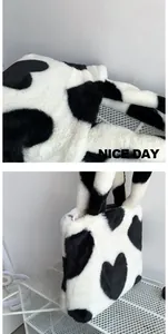Détail du sac cabas en peluche à motif vache cœur avec fausse fourrure et deux anses