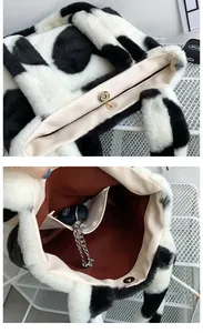 Détail du sac en peluche à motif vache avec boucle aimantée et doublure intérieure brune