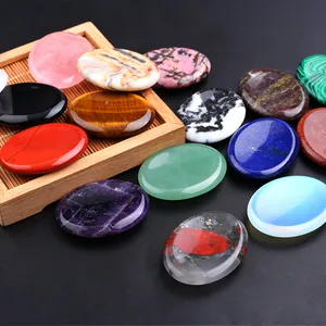 Pierres de palmier ovales polies en cristaux naturels comme le quartz rose