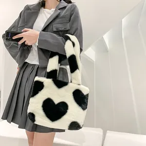 Sac cabas en peluche de style japonais avec motifs cœurs noirs et texture en fausse fourrure