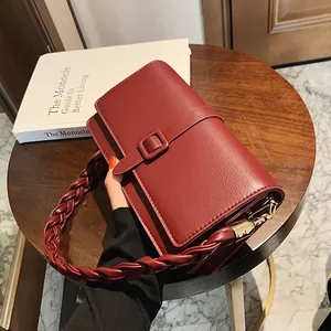 Sac à main vintage rouge foncé avec bandoulière tressée et finition en cuir mat