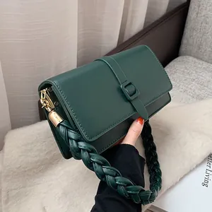 Sac bandoulière vintage vert foncé en cuir PU texturé avec poignée tissée chic