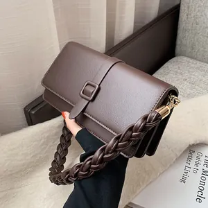 Petit sac carré rétro en cuir marron avec anse tressée chic et boucles en métal doré