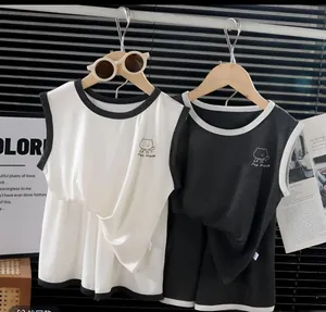 Detalle del ribete en contraste del conjunto de camiseta sin mangas con osito