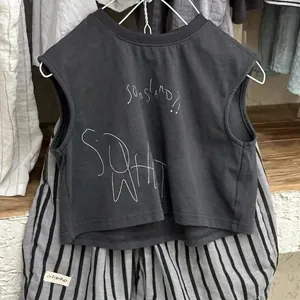 Ensemble d'été sans manches pour enfants avec haut gris foncé et short rayé noir et blanc