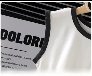 Detalle del chaleco de modal para verano con estampado DOLORI y ribete de contraste gris