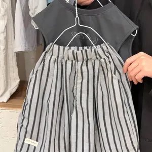 Ensemble d'été pour enfant avec débardeur gris foncé et short à rayures assorti