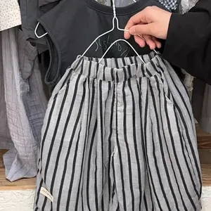 Détail d'un short rayé pour enfant avec taille élastique et étiquette de marque tissée