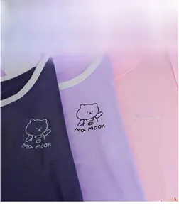 Detalle de camisetas sin mangas infantiles de modal en azul, púrpura y rosa con ositos