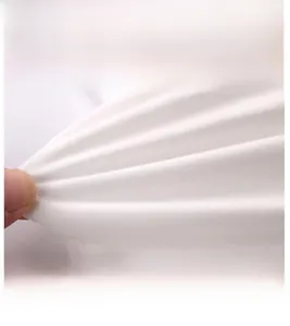 Primer plano de tela de modal blanco elástico con textura suave y alta flexibilidad