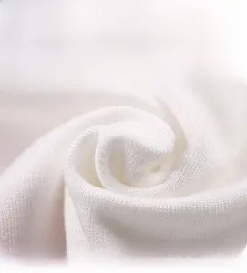 Detalle macro de tejido modal de punto blanco transpirable para prendas de verano