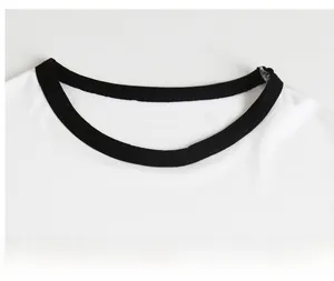 Detalle del cuello redondo de modal suave con ribete negro en conjunto para niños