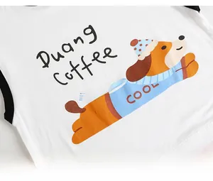 Primer plano del estampado de perro cartoon Duang Coffee en camiseta modal infantil