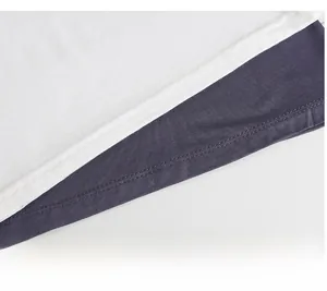 Detalle de costura doble precisa en el dobladillo de ropa de estar modal para niños y niñas