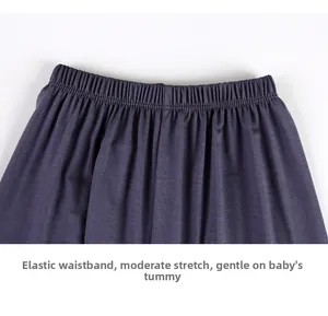 Detalle de cintura elástica en pantalones cortos de modal para niños con textura suave