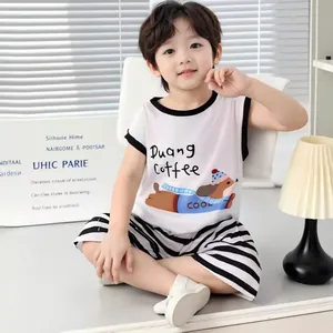 Detalle de conjunto de ropa de verano para niños con chaleco de perrito y pantalón a rayas