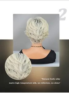 Detailansicht der Rückseite zeigt die matte Textur und Schichtung der platingrauen Perücke