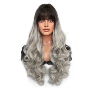 Longue perruque ondulée gris argenté ombré avec frange pour femme au look tendance