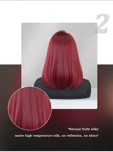 Détail macro des fibres de perruque synthétique rouge bordeaux avec vue arrière naturelle