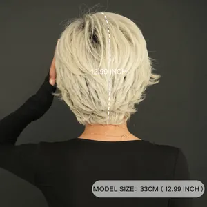 Kurze blonde Pixie-Schnitt Bob Perücke 33cm Länge Rückansicht mit echter Haarstruktur