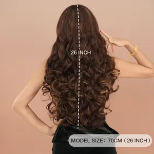 Perruque longue ondulée brun-rouge avec mèches blondes 26 pouces pour femme vue de dos
