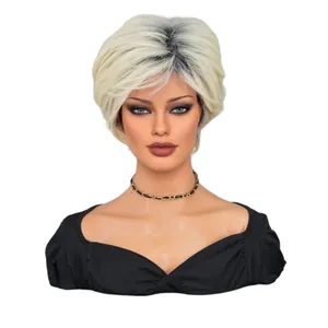 Kurze gestufte Pixie-Perücke in Platinblond mit dunklem Ansatz auf einem Modell