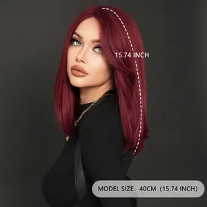 Perruque bordeaux lisses 40cm coupe épaule avec dentelle en T pour femmes sur mannequin réel