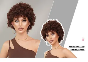Detailansicht der braunen Afro Kinky Curly Perücke mit flauschiger Textur und Locken