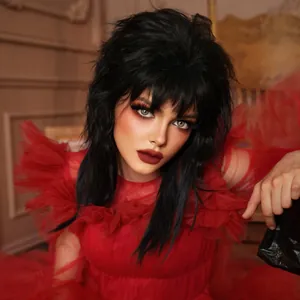 Détail de la perruque noire bouclée avec frange pour déguisement cosplay gothique