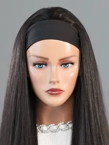 Détail macro d'une perruque bandeau noire longue et lisse avec texture synthétique