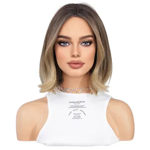 Parrucca corta bob bionda sfumata con riga in mezzo e onde naturali per un look chic
