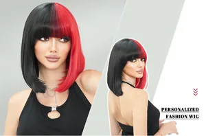 Vista dettagliata della parrucca bob bicolore nero e rosso con frangia e capelli lisci