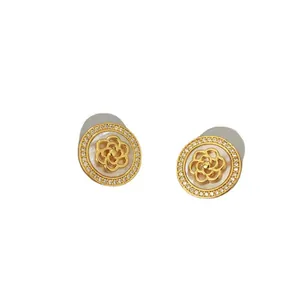 Boucles d'oreilles camélia en laiton doré avec nacre scintillante et pierres de zircon