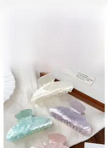 Détail macro de pinces à cheveux en acétate de haute qualité en blanc perle, violet et vert