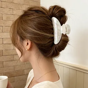 Grande pince à cheveux en résine blanc nacré pour des coiffures élégantes de femmes