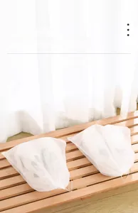 Detalle de bolsa de malla blanca para zapatos con cordón para protección solar