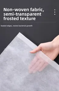Primer plano de una bolsa de tela no tejida blanca translúcida para guardar zapatos