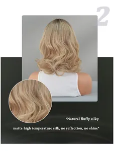 Details einer honigblonden Wellenperücke aus matter Hochtemperatur-Seide und Locken