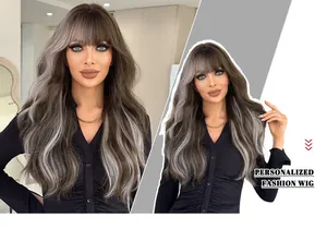 Dettaglio di lunghi capelli castani mossi con riflessi grigi e frangetta alla moda