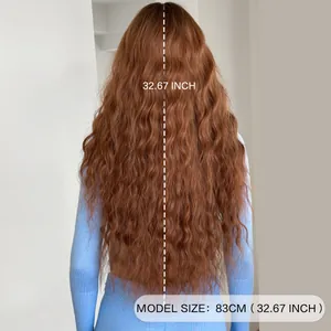 Lange golvende kastanjebruine pruik 83 cm lengte achteraanzicht op model met schaal